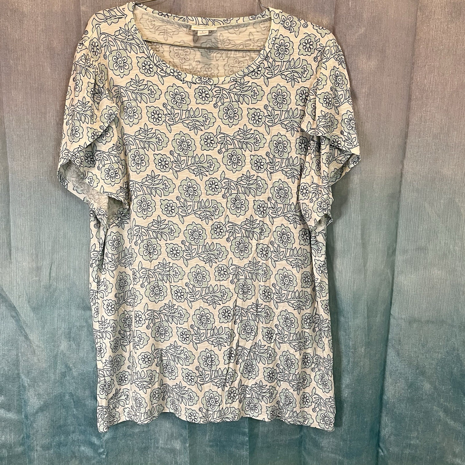 Lularoe Woman's Classic T Size Size Large Shirt Blue Floral Short Petal Sleeve